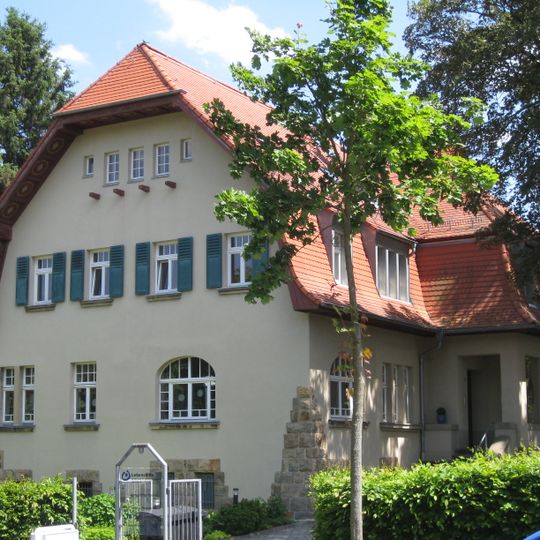 Villa mit Garten und Resten der Einfriedung Arthur-Strobel-Straße 1