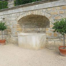 Malá kašna ve výklenku zdi spodní terasy jižních zahrad zámku v Děčíně