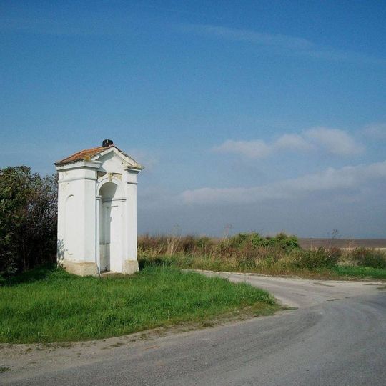 Kaplička u cesty severně od Líšťan