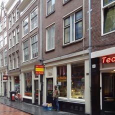 Pand met gevel onder rechte lijst