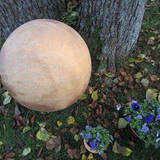 Gedenkkugel für die verfolgten und ermordeten lesbischen Frauen und Mädchen im ehemaligen Frauenkonzentrationslager Ravensbrück und Uckermark