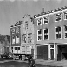 Huis met gepleisterde trapgevel, hardstenen dekplaten op de treden