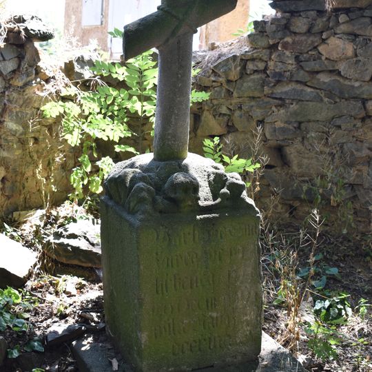 Kříž v Kožlanech východně od kostela