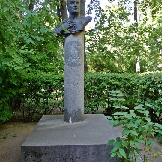 Могила и надгробие Н.К. Симонова , актера