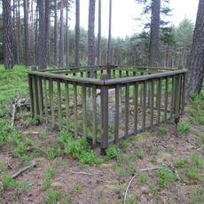 Památník severně od Mrtníku v lese