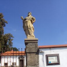 Socha svatého Nikodéma u brány k areálu Božího hrobu v Mimoni