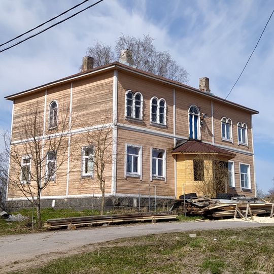 Двухэтажный деревянный дом