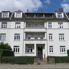 Mietshaus in geschlossener Bebauung (bauliche Einheit mit Nr. 4 und 8), mit Vorgarten Zöblitzer Straße 6