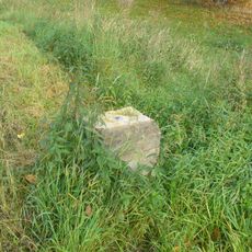 Podstavec ulomeného kříže u silnice 225 na západním okraji Žatce