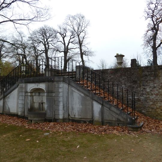 Bloemendal Castle: landing steps with retaining wall and former fountain