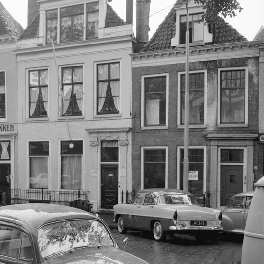 Woonhuis met verdieping onder voor afgeschuind zadeldak met dakkapel