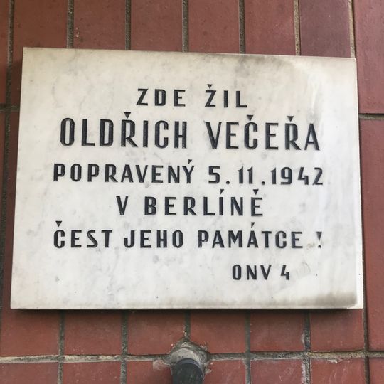Pamětní deska Oldřicha Večeři na domě Krchlebská 1888/02 v Praze