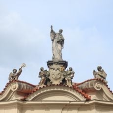 Socha svatého Benedikta na vstupní bráně Břevnovského kláštera