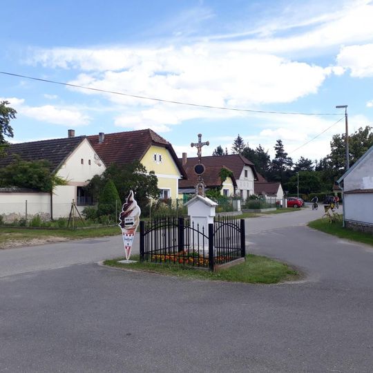 Kříž na křižovatce ve Vlkově