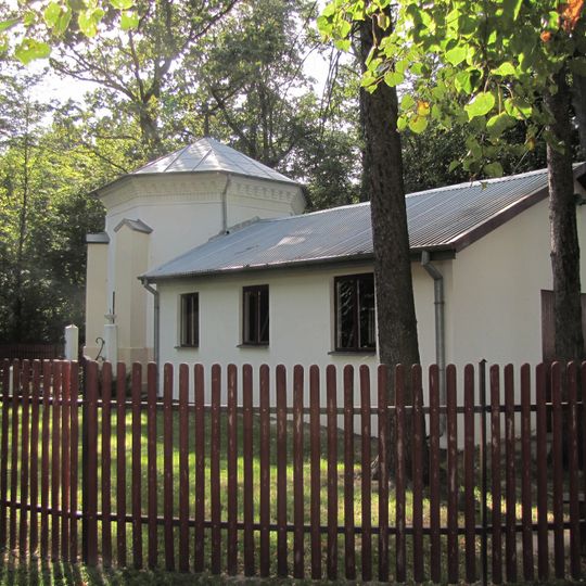 Kaplica grobowa Światopełk-Mirskich, w parku, na osi alei brzozowo-lipowej i przecinki leśnej o długości 700 m