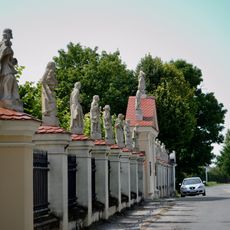 Ogrodzenie z 2 bramami, 2 kapliczkami i 18 figurami świętych