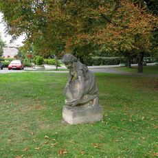Socha dívky v Lázeňském sadu v Teplicích