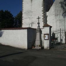 Kříž před kostelem ve Velkém Boru