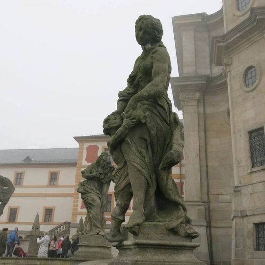 Socha Blahoslavení milosrdní na ochozu schodiště ke špitálu v Kuksu