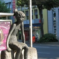 Mädchen auf der Mauer
