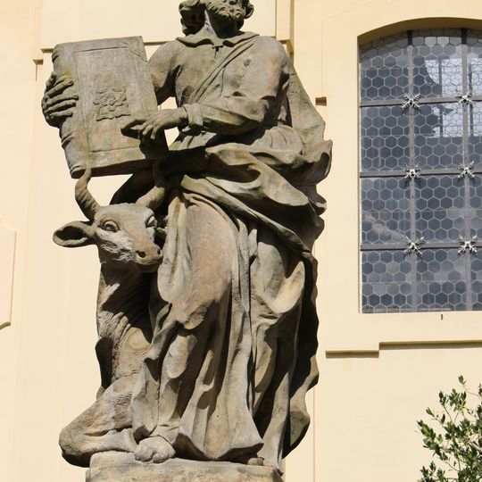 Socha svatého Lukáše na ohradní zdi kostela v Lysé nad Labem