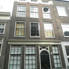 Pand met zeer gave gevel onder gesneden rechte lijst, met gesneden puibalk, deur, kalk, snijraam en roedenverdeling