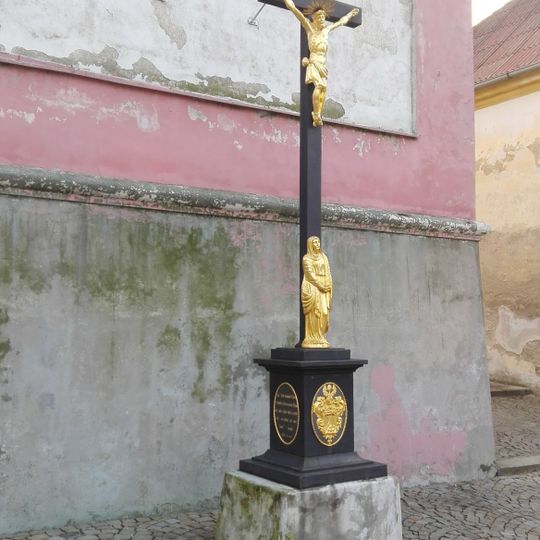 Kříž v Černovicích u zvonice