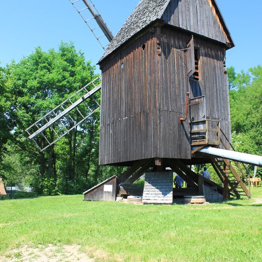 Einzeldenkmale der Sachgesamtheit Deutsches Landwirtschaftsmuseum Schloss Blankenhain: Bockwindmühle mit Müllerhaus sowie Trinkpavillon An der Windmühle -