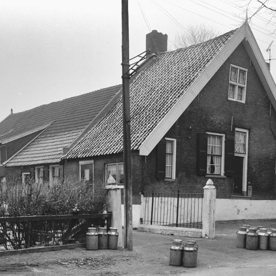 Nabij de oude toren gelegen boerderij, waarvan het woongedeelte een puntgevel heeft met in de top een kruiskozijn. Overigens vensters met kleine roedenverdeling en luiken; vloeddeur met bovenlicht.