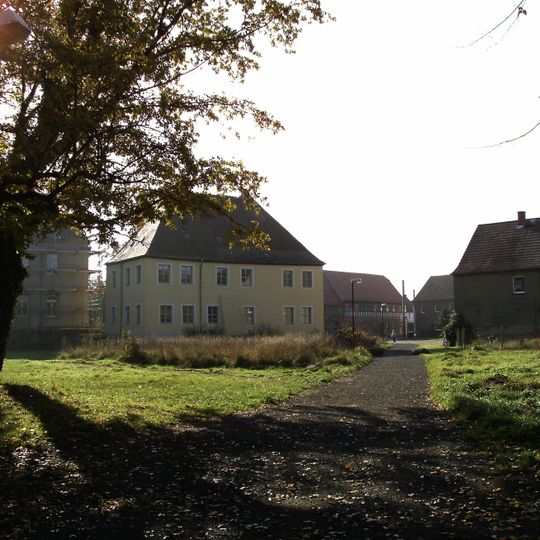 Einzeldenkmale der Sachgesamtheit Rittergut Kahnsdorf: Wohnhaus und anschließendes Wirtschaftsgebäude eines Rittergutes Theodor-Sältze-Straße 4