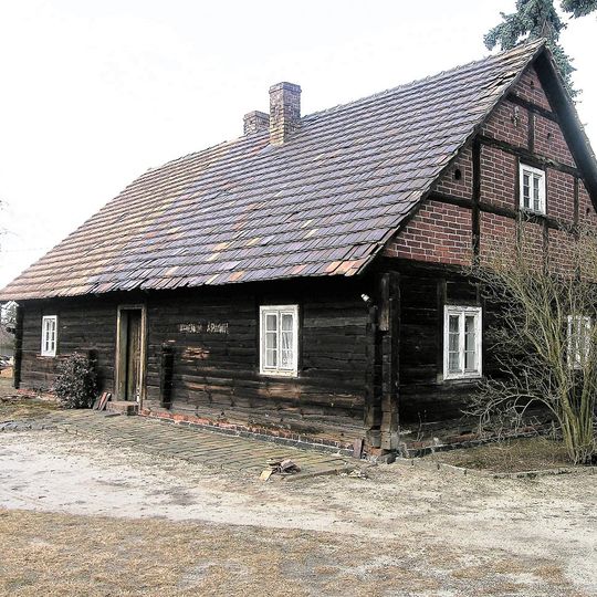 Schrotholzwohnhaus, Seitengebäude und Scheune eines Bauernhofes Krauschwitzer Weg 20
