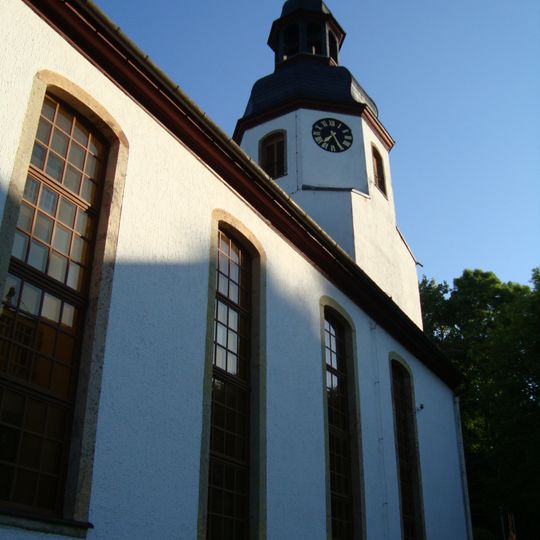 Kirche ,<br>Kirchhof mit Kirchhofstor,<br>Leichenhalle und Grabmal an der äußeren Kirchturmwand Obere Hauptstraße -