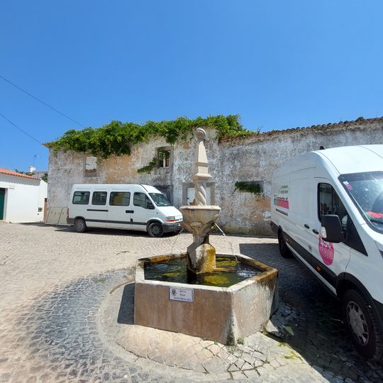 Chafariz no largo António Macieira