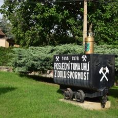 Pomník dolu Svornost na návsi v Ohníči