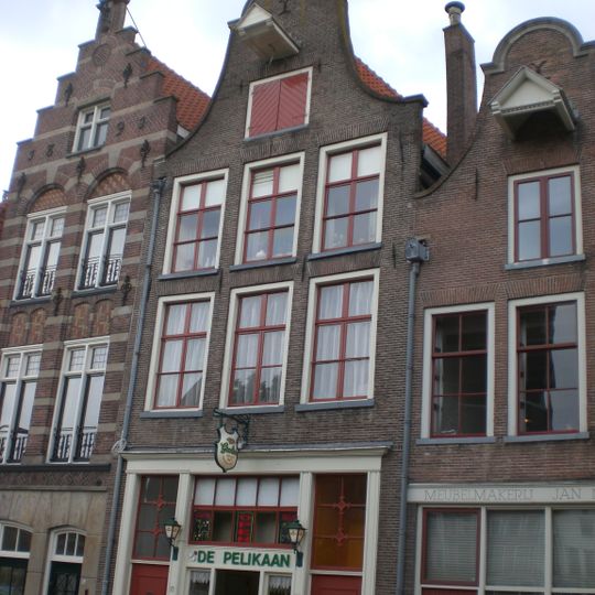 Huis met klokgevel, de top met half cirkelvormige bekroning met natuurstenen lijst