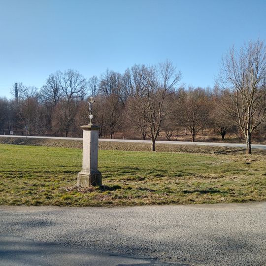 Kříž u Hluboké u silnice na Týn