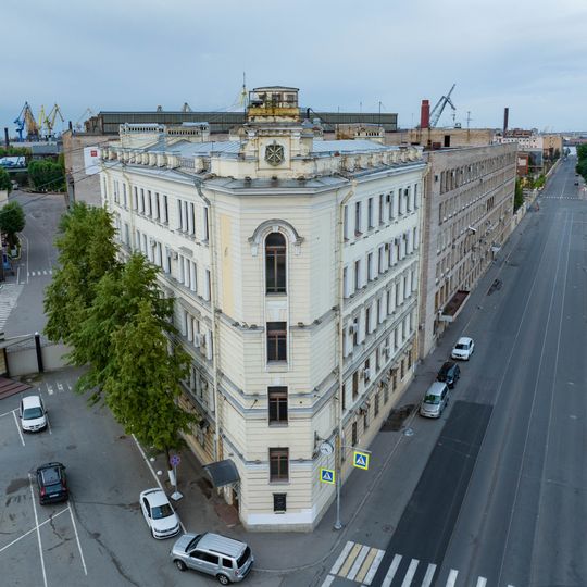 Жилой дом служащих и школа