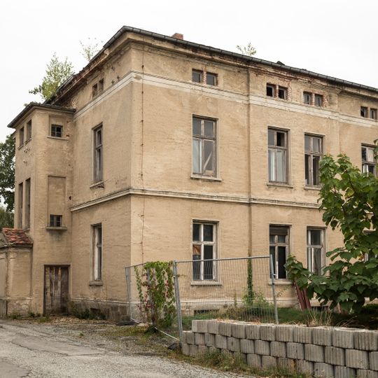 Herrenhaus , Verwalterhaus und westliches Wirtschaftsgebäude über winkligem Grundriss des Vorwerks Birkau Birkau 21, 23