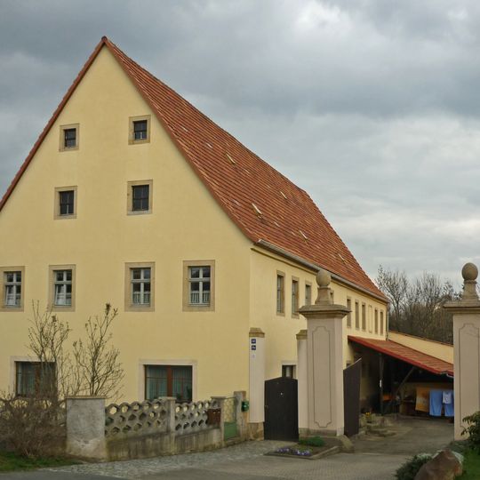 Wohnstallhaus eines Bauernhofes sowie Toreinfahrt und Hofpflasterung Basteistraße 33