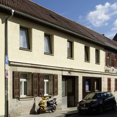 Wohnhaus, Polizeimauer