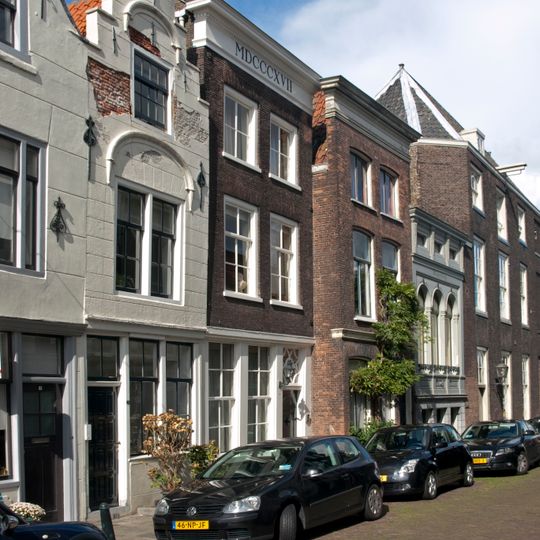 Pand met lijstgevel met oorspronkelijke pui, waarboven twee verdiepingen