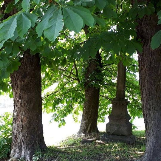 Kříž v Radeníně západně od kostela