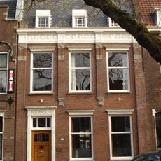 Herenhuis gebouwd in sobere Um-1800 (overgangs)stijl