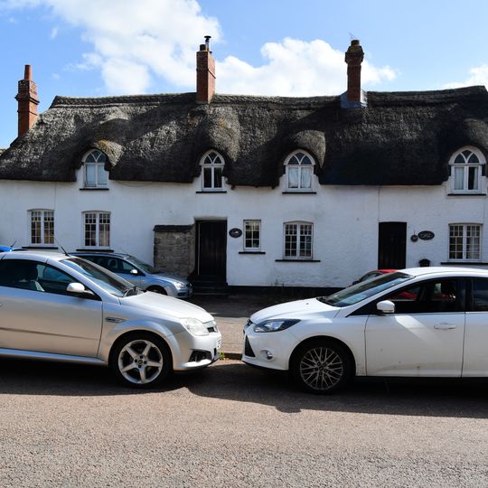 Mundy's Farmhouse And The Country Cottage