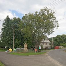 Kříž v Tetčiněvsi na křižovatce