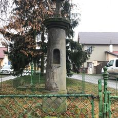 Kříž na rozcestí v centru Panenského Týnce