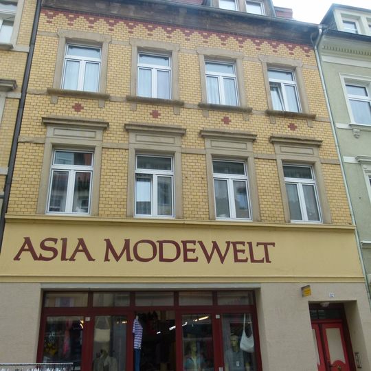 Mietshaus mit Laden in geschlossener Bebauung Robert-Koch-Straße 32