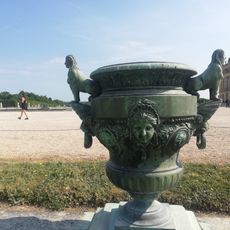 Vase aux protomés de lion avec sphinge