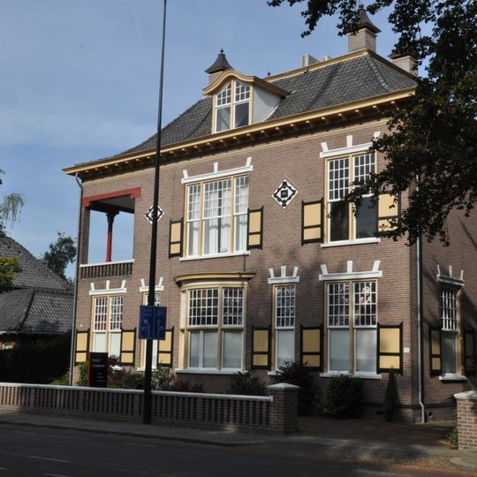 Grote vrijstaande voormalige villa
