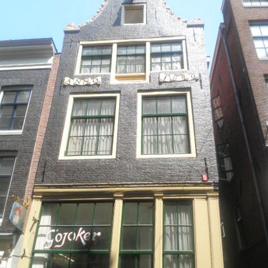 Pand met klokgevel op bolle puibalk